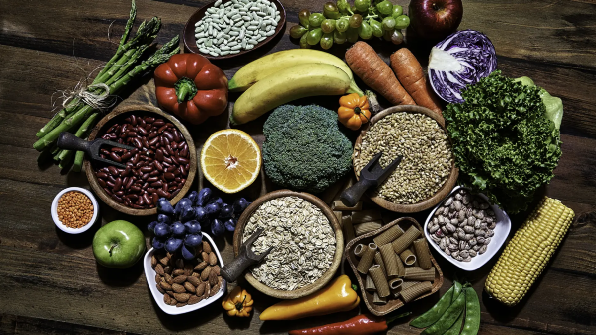 La fibra es un carbohidrato que las enzimas digestivas no pueden descomponer fácilmente