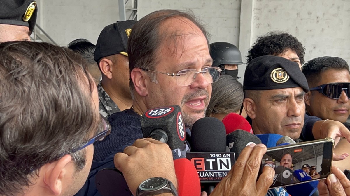 John Reimberg, ministro del Interior, dio detalles sobre el toque de queda.