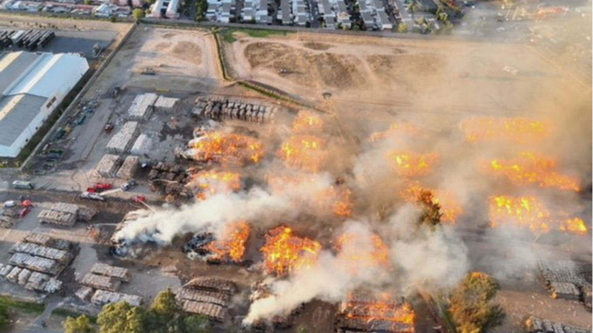 Columna de humo se eleva desde la planta de CMPC en Puente Alto tras el incendio que activó la alerta SAE
