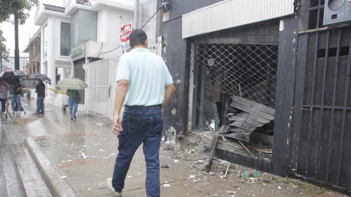 Fachada del local afectado en Urdesa Central, la mañana de este 4 de marzo.