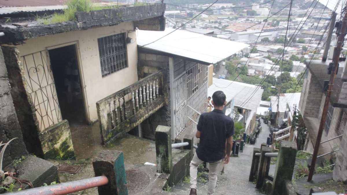 Los cuerpos fueron hallados en la parte alta del cerro, separados por unos 300 metros, en Mapasingue Este.