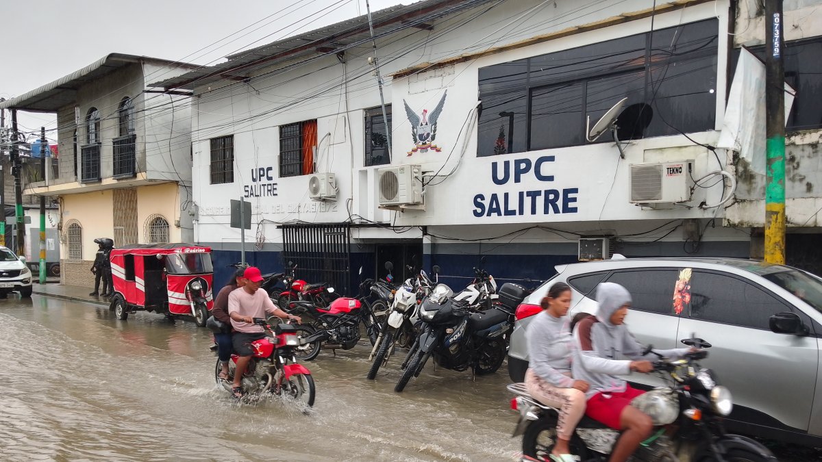 Más de diez calles permanecieron con agua acumulada por varias horas.