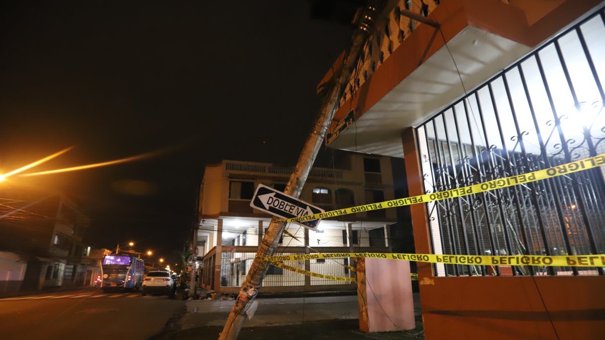 En la noche del miércoles 4 aún estaba el poste sobre la vivienda.