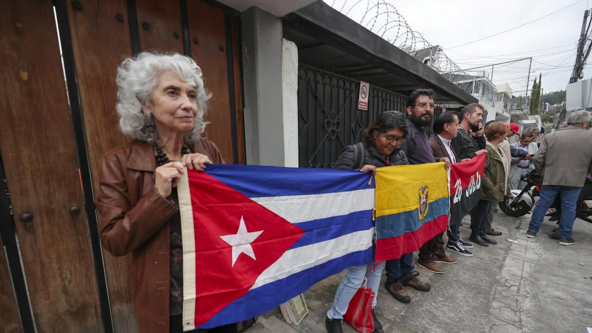 Un grupo de ciudadanos protestó frente a la embajada de Cuba en Quito tras la expulsión de diplomáticos.