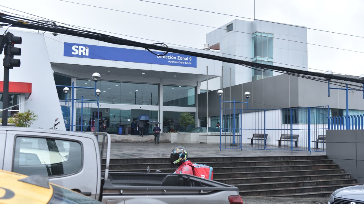 Cuando una deuda tributaria no se paga, el SRI está facultado para retener cuentas bancarias y embargar bienes hasta recuperar el dinero adeudado al Estado.