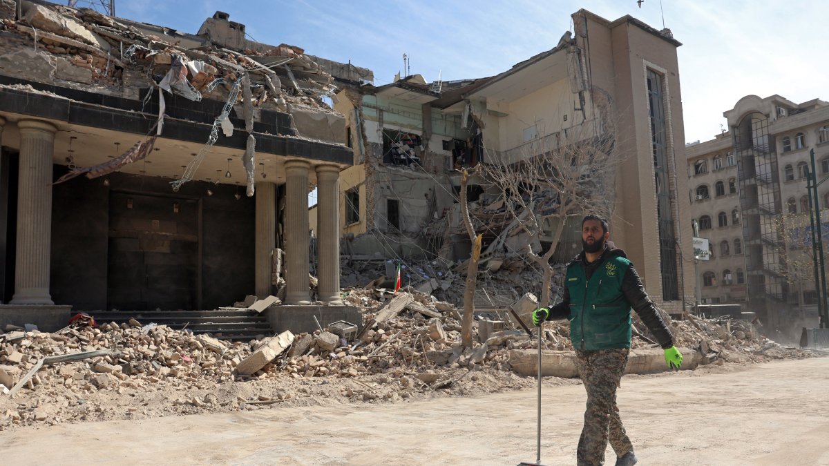 Los civiles apoyan en las labores de retiro de escombros que dejaron las explosiones.