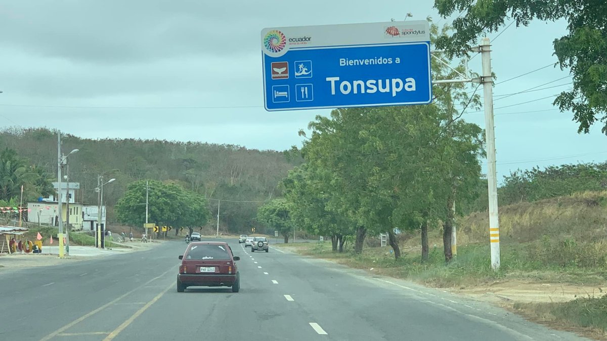 El ingreso a Tonsupa, balneario turístico de Atacames, contrasta con la violencia registrada en el barrio Los Albergues, donde un ataque armado dejó un muerto y una mujer herida.