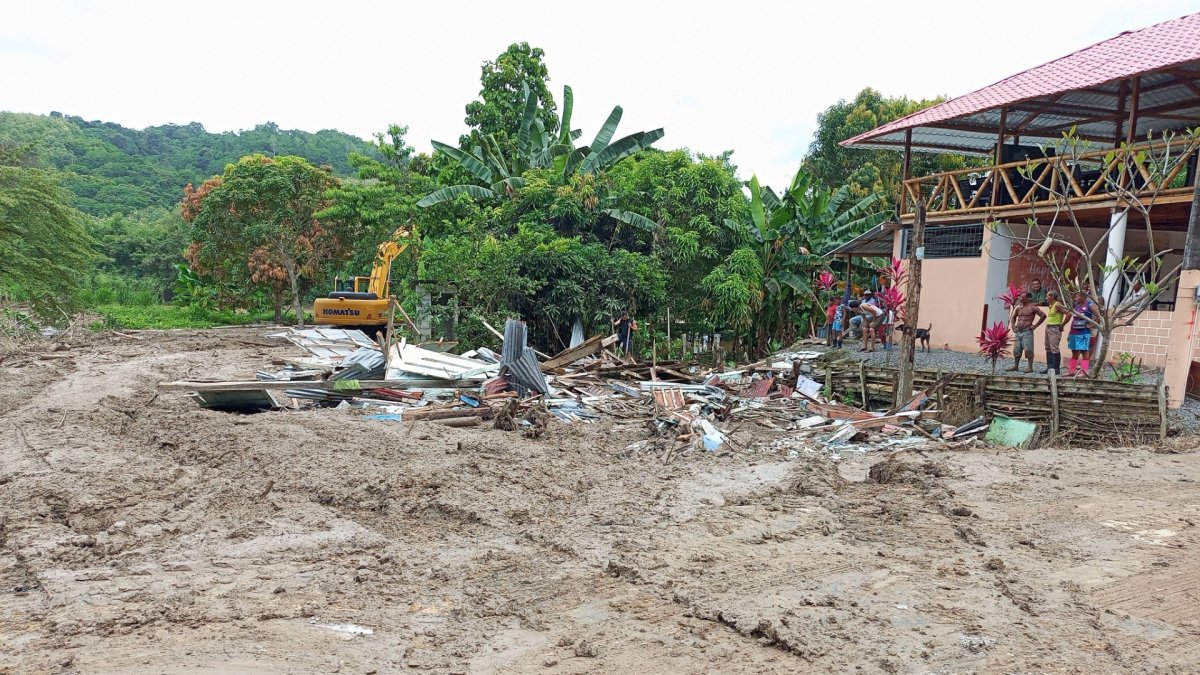 Con maquinarias municipales despejan las vías.