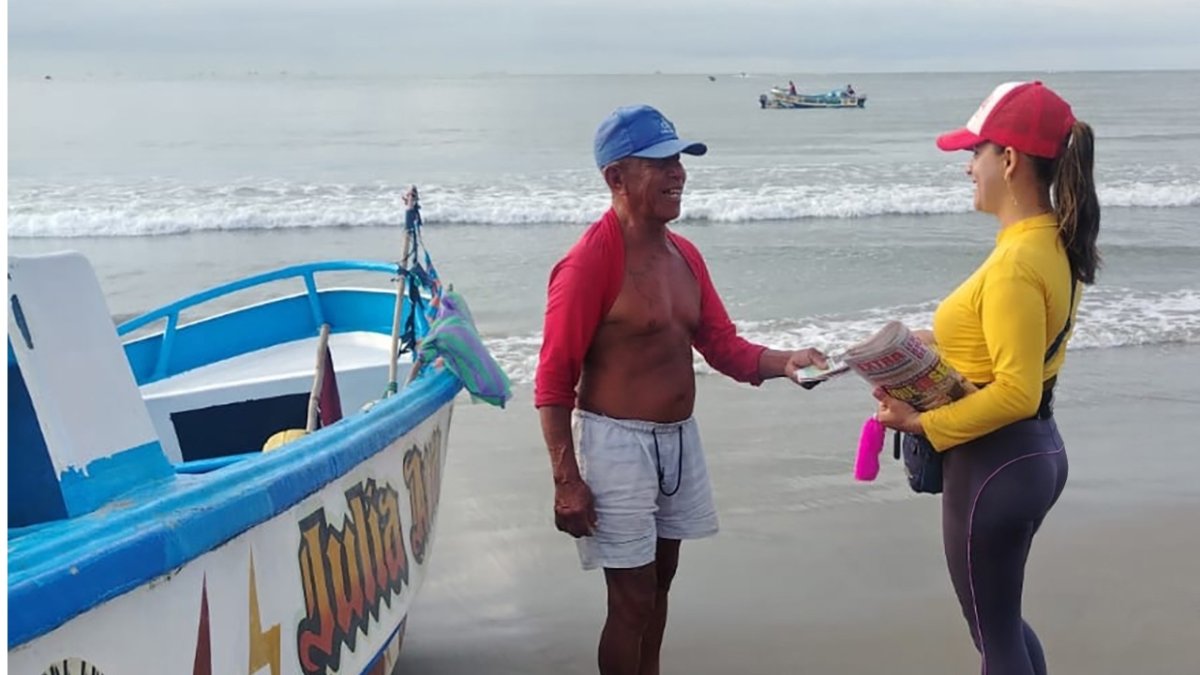 Dilcia ofrece con alegría el Diario EXTRA en la playa o en los barrios.