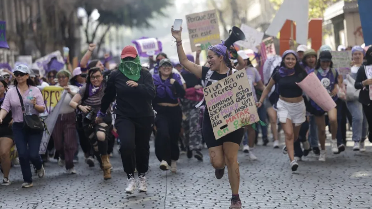 Mujeres portan los colores verde y morado en las protestas por sus derechos.