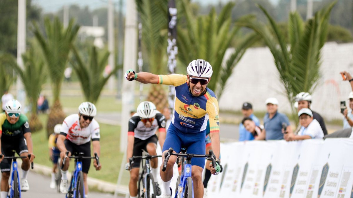 El experimentado pedalista Pablo Caicedo y su celebración al cruzar la meta del Campeonato Nacional Interclube