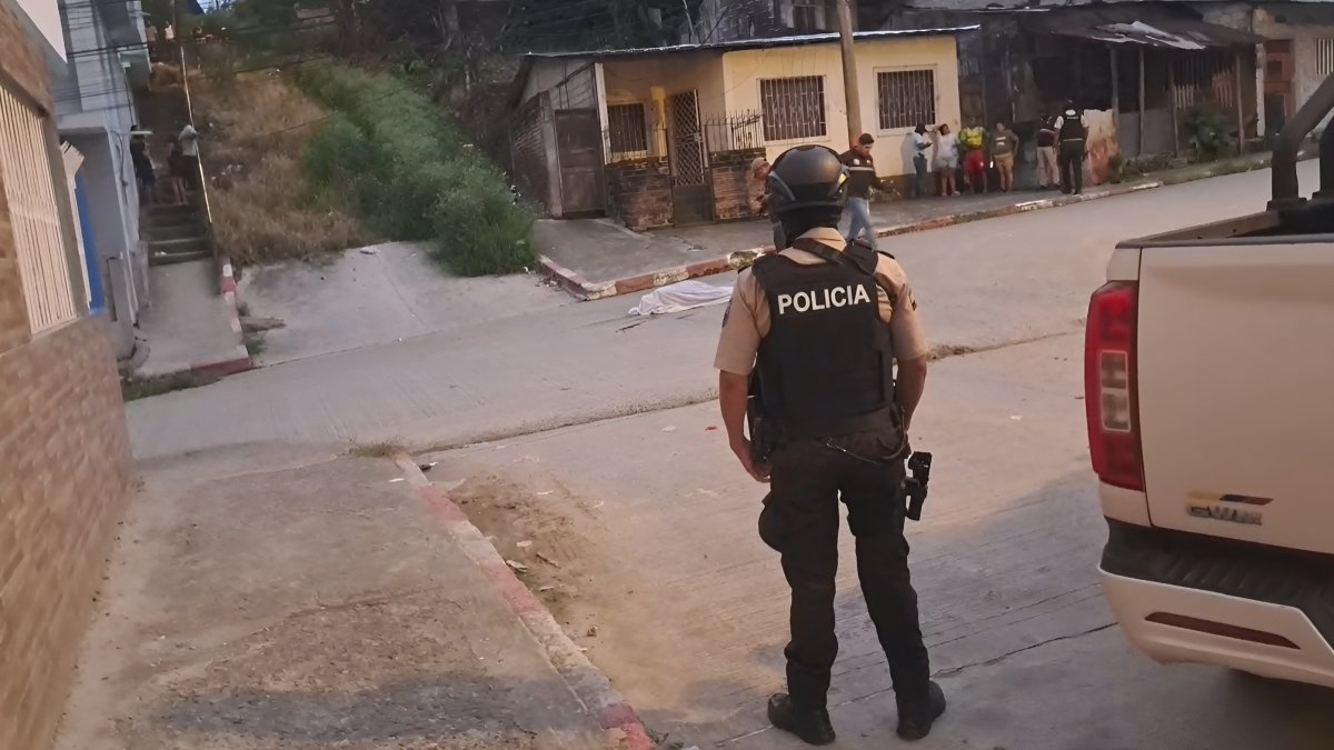 Agentes de la Policía Nacional resguardan la escena del crimen en el barrio Santas Vainas, donde un joven de 24 años fue asesinado a tiros cerca de una unidad educativa.