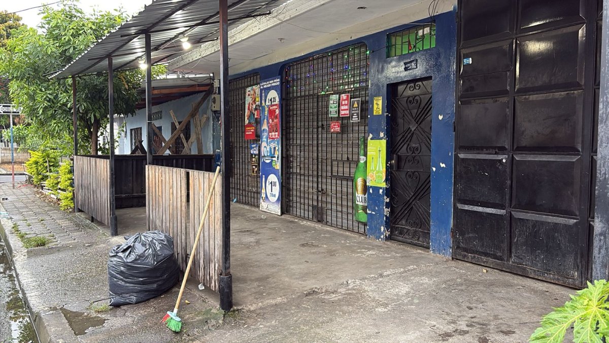 Las víctimas se encontraban conversando fuera de este negocio cuando fueron atacadas.