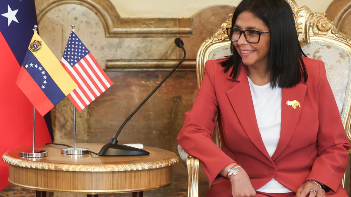 La presidenta encargada de Venezuela, Delcy Rodríguez, asiste a una reunión con el secretario de Interior de Estados Unidos, Doug Burgum