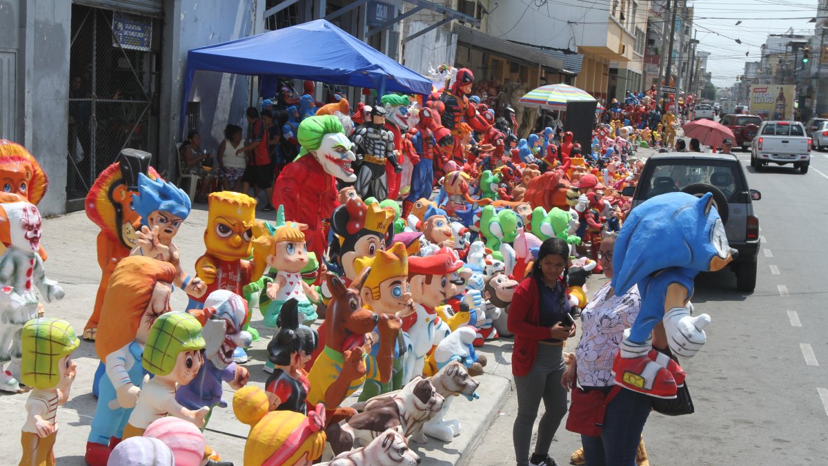 La calle concentra una gran actividad comercial en diciembre, por la venta de monigotes.