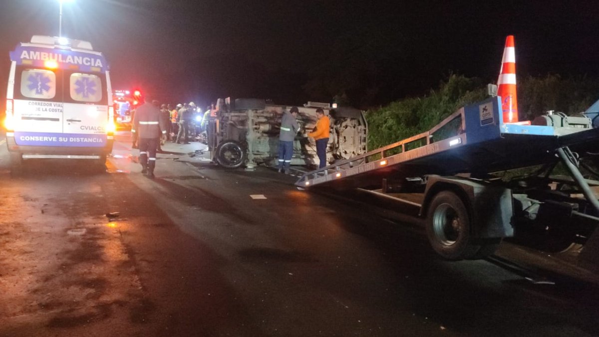 Equipos de emergencia atendieron a varios militares heridos luego de un accidente de tránsito.
