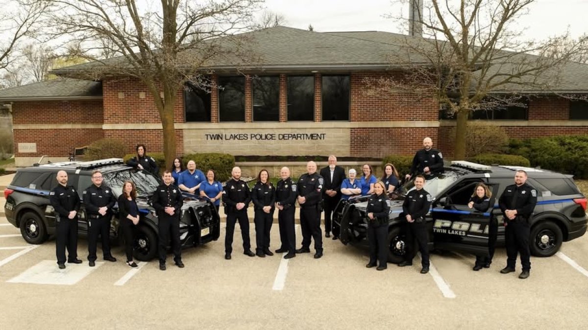 Policías de Twin Lakes rescataron a tres perros atrapados dentro de una casa en llamas en Wisconsin