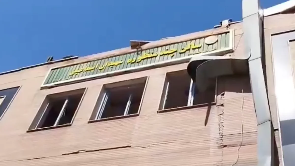 El complejo deportivo Mártires Ismaili en Teherán sufrió graves daños tras un bombardeo reportado el 5 de marzo