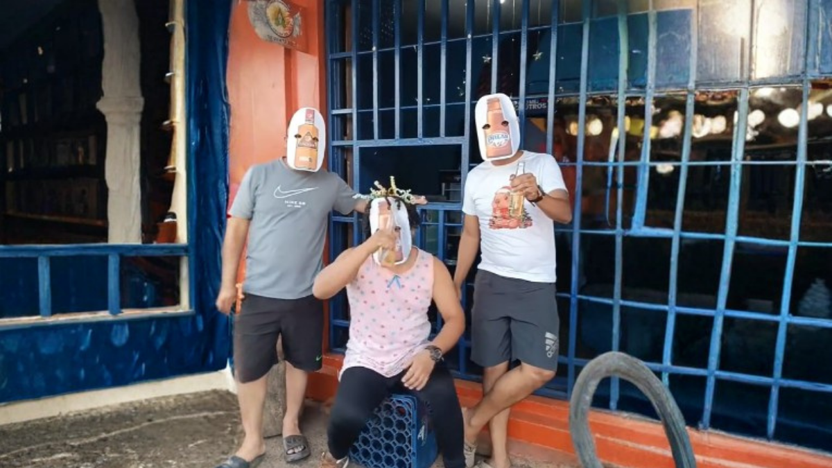 Jóvenes con máscaras de botellas se hicieron virales al decir que se identifican como 'cervecerians'