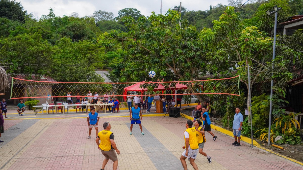 En el lugar hay una cancha de vóley para que los visitantes también puedan practicar este deporte