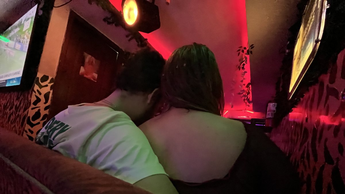 Entre música fuerte y cerveza, un visitante novato conversa con una sexoservidora en uno de los bares de la 18.
ag-periodista
ag-granasa
6-3-2026