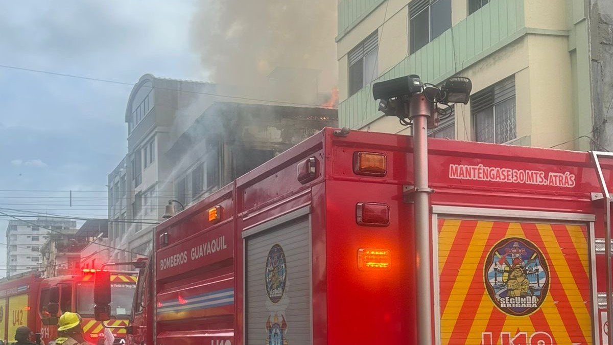 Humo y llamas en Rumichaca y Benalcázar movilizan a los Bomberos.