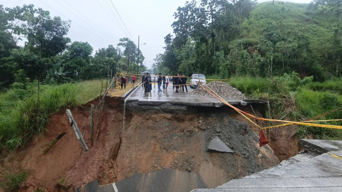 La vía quedó completamente inhabilitada al tránsito vehicular tras el socavón