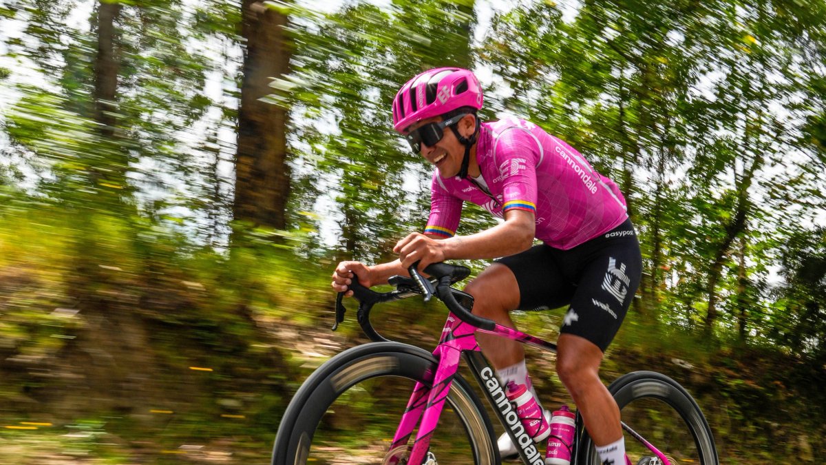 Richard Carapaz como una carrera de clase mundial a la Strade Bianche