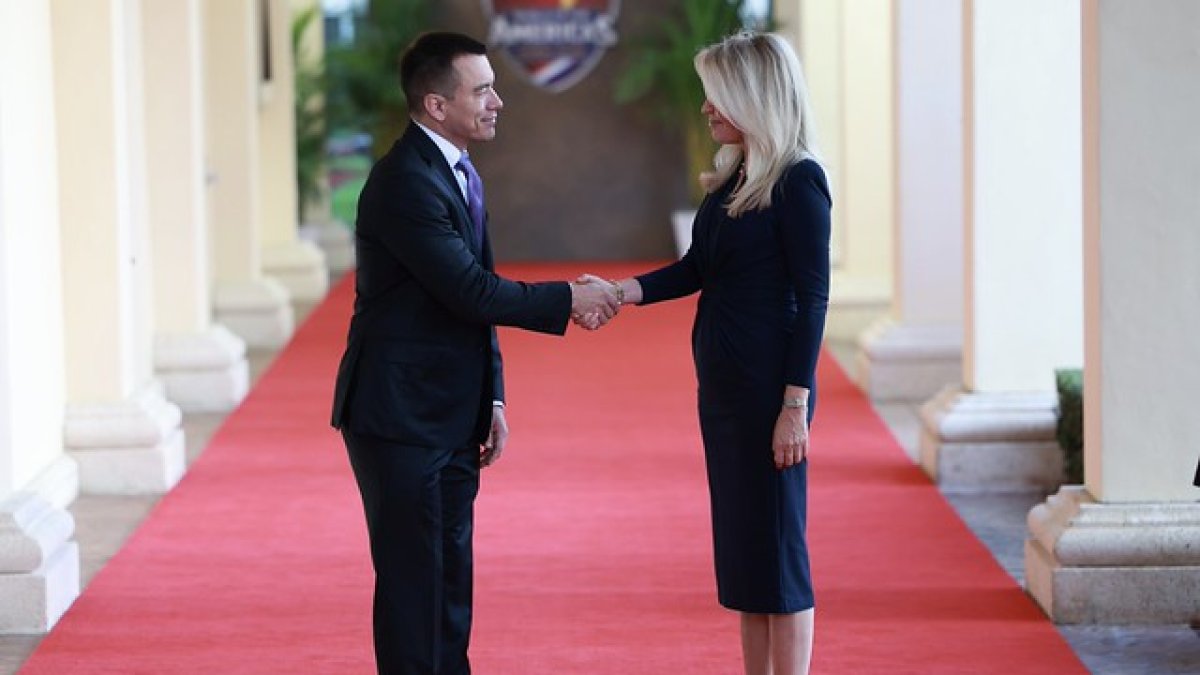 El presidente de Ecuador, Daniel Noboa, es recibido en Doral durante la cumbre “Escudo de las Américas”.