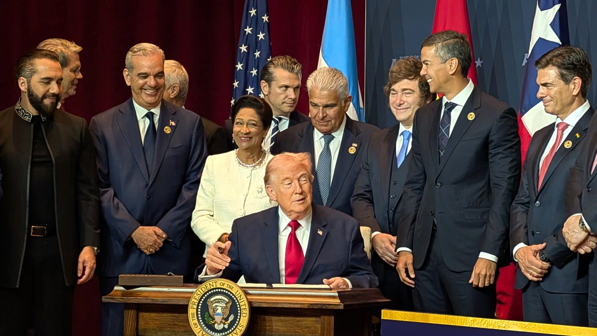 El presidente de Estados Unidos, Donald Trump (c), habla junto a mandatarios latinoamericanos durante la cumbre bautizada como ‘Escudo de las Américas’ este sábado en Miami (EE.UU.).