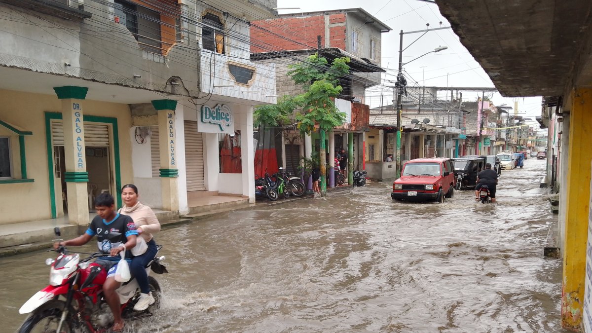 Agua acumulada en la calle Antonio José de Sucre del cantón Salitre.