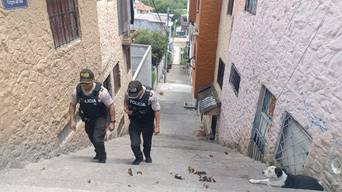 En estas escalinatas se cometió el ataque armado que dejó una persona asesinada.