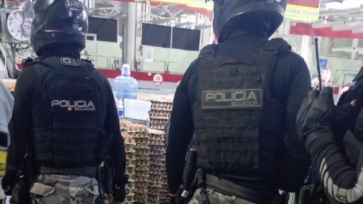 Agentes investigan asesinato del comerciante de huevos.