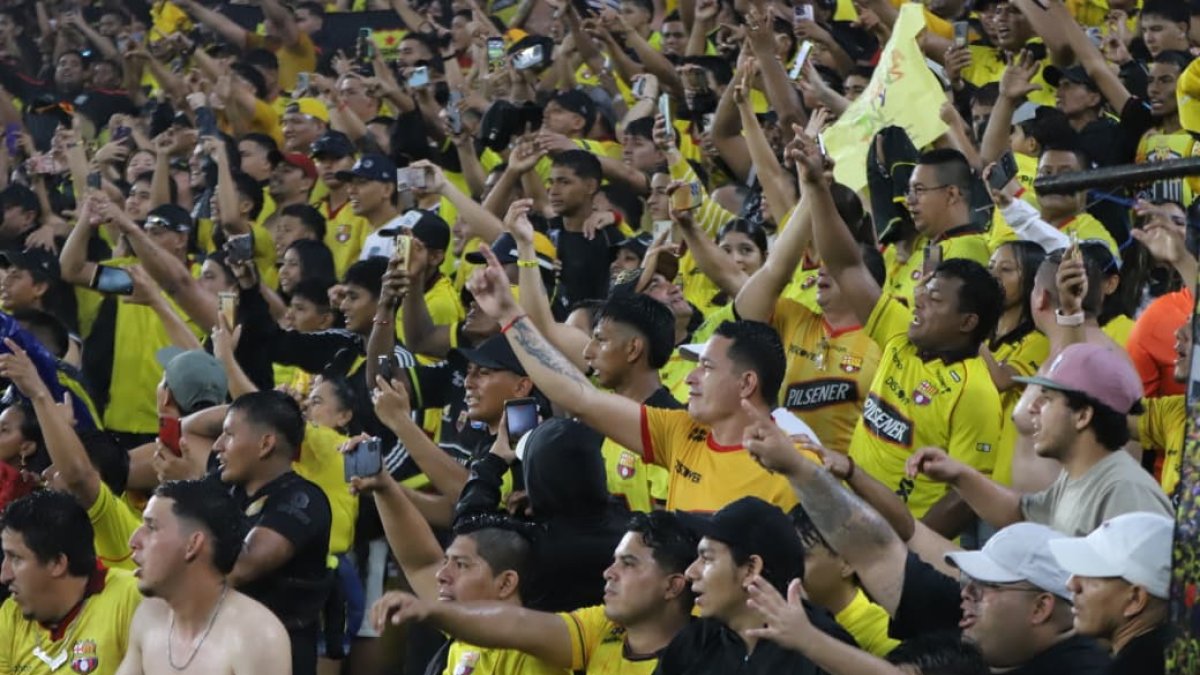 Hinchas de Barcelona están felices por el triunfo ante Emelec.