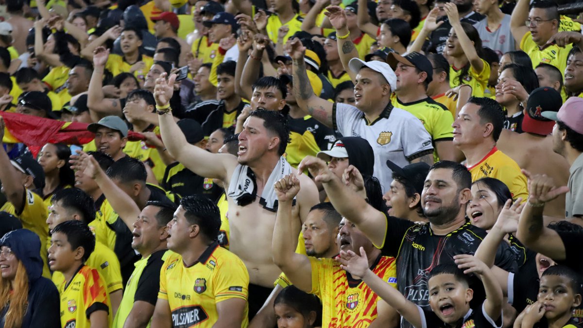 Rostros de incredulidad en la zona visitante: el Clásico del Astillero no perdona errores ni pestañeos de último minuto.