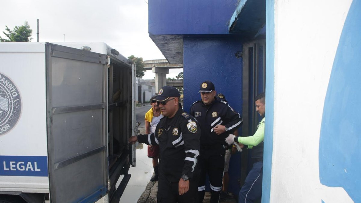 Un accidente en un puente del sur de Guayaquil dejó a una pareja fallecida tras caer desde la vía.