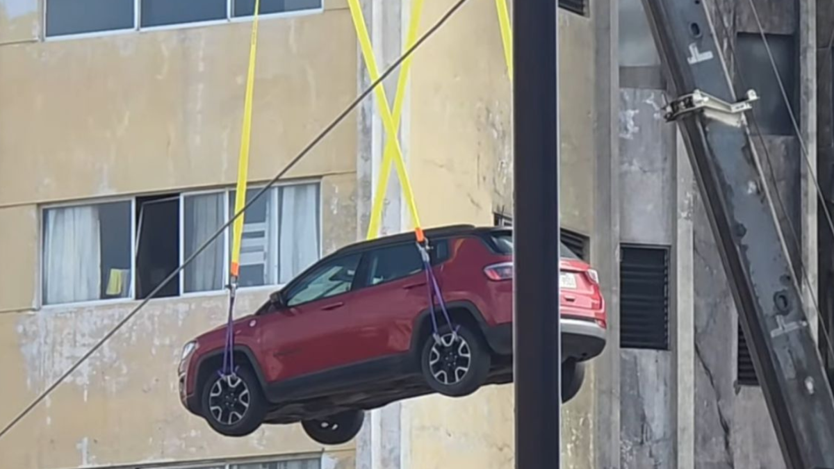 Retiro de los vehículos del edificio Multicomercio, en el centro de Guayaquil