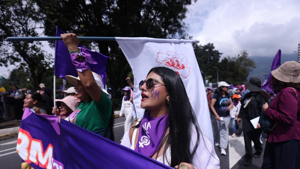 Mujeres marchan en Quito exigiendo justicia y derechos en el 8M 2026.
