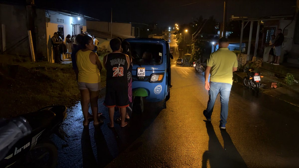 Vecinos del barrio Bellavista permanecen a las afueras de la vivienda donde fue asesinado Luis Trejo, en la parroquia La Unión.