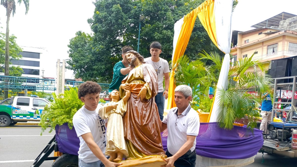 La efigie de San José sosteniendo con su mano  derecha al Niño Jesús fue llevada al pregón.