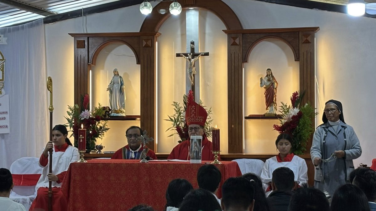 Uno de los momentos del acto religioso en la capilla.