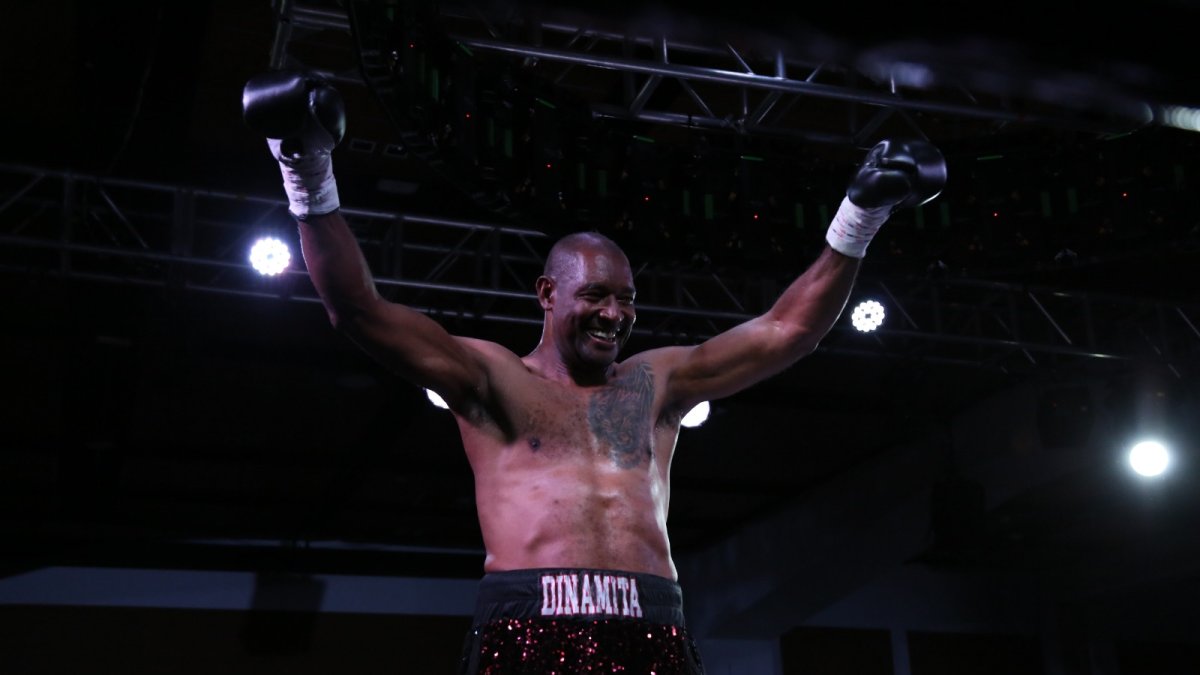 El festejo de Dinamita Espinoza tras ganar el último combate de su carrera.