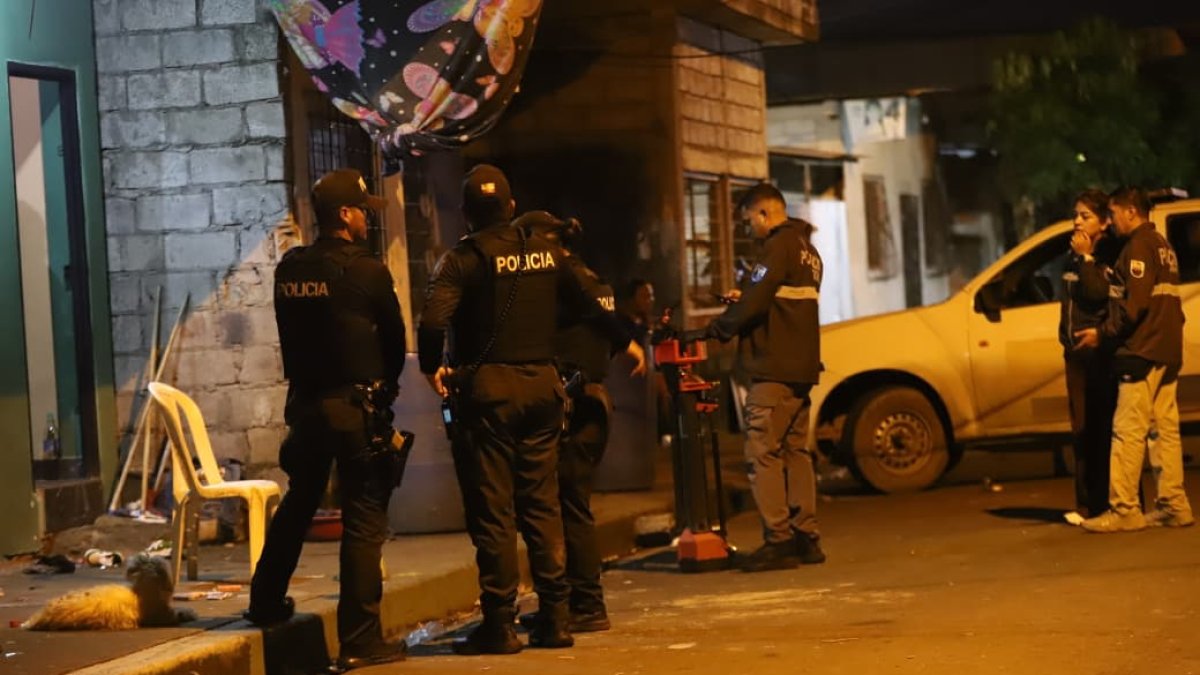Agentes policiales recababan indicios en el lugar donde varios vecinos fueron atacados mientras compartían en una reunión barrial.