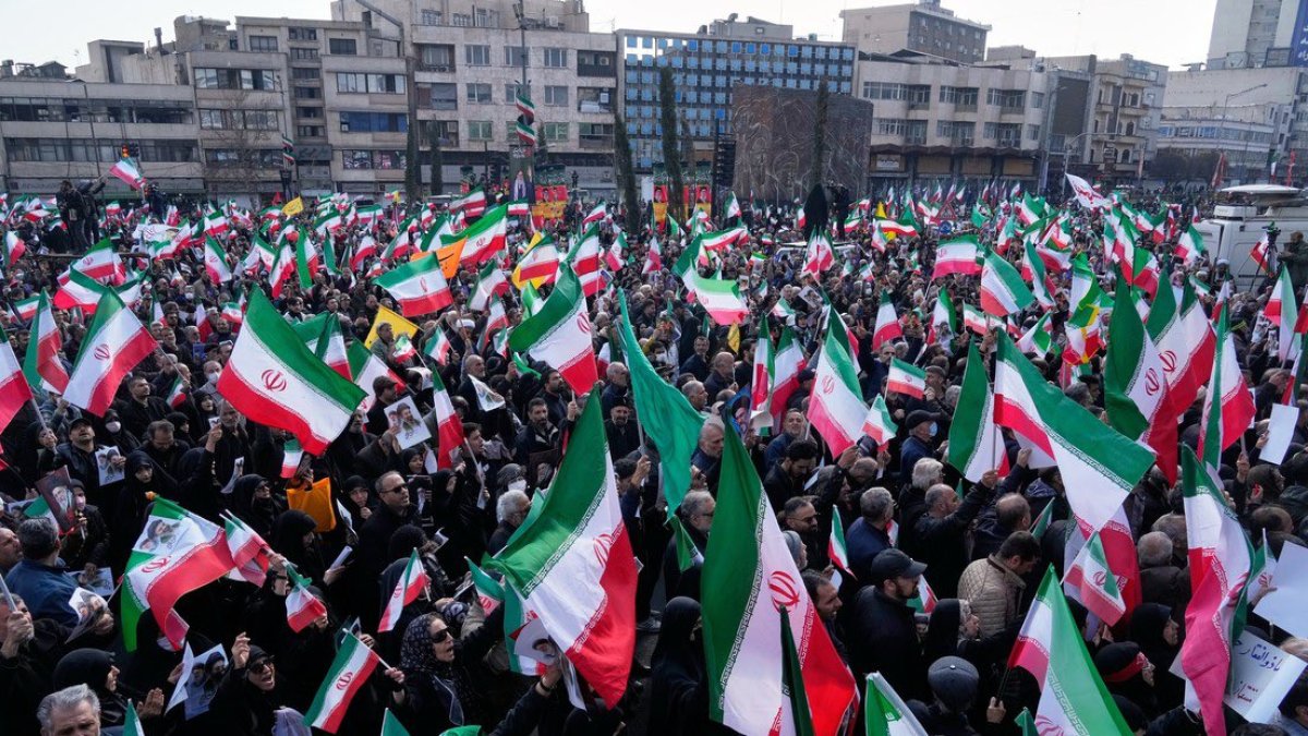 Multitudes ondean banderas iraníes durante las celebraciones por el nuevo líder del país