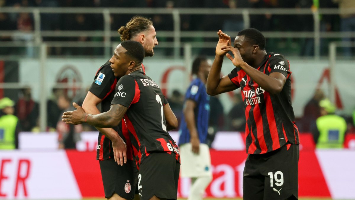 Pervis Estupiñán (c) festeja su gol en la victoria de AC Milan ante Inter de Milán.