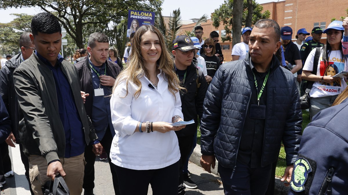 La senadora y candidata del Centro Democrático a la presidencia de Colombia, Paloma Valencia, camina durante una jornada de campaña en Bogotá en una imagen de archivo.