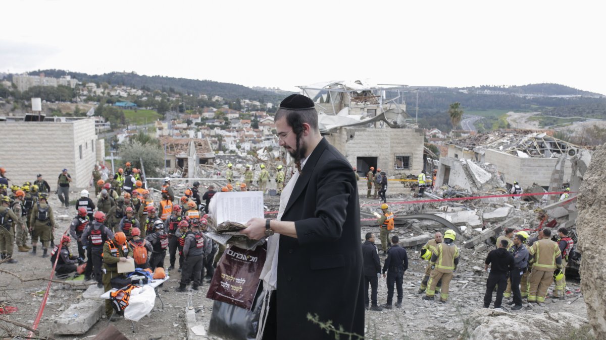 Personas observan los daños que dejó el bombardeo en Irán el pasado 28 de febrero.