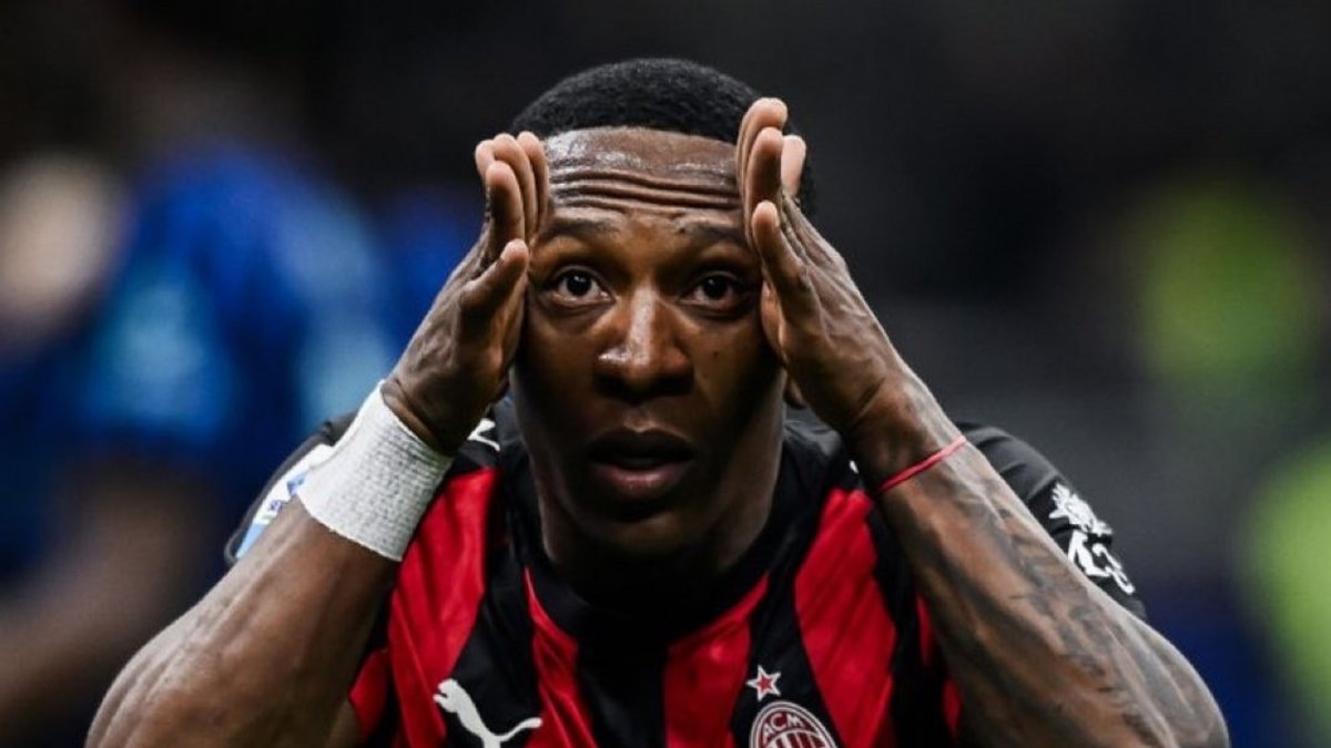 Pervis Estupiñán durante su celebración por su anotación al Inter de Milán.