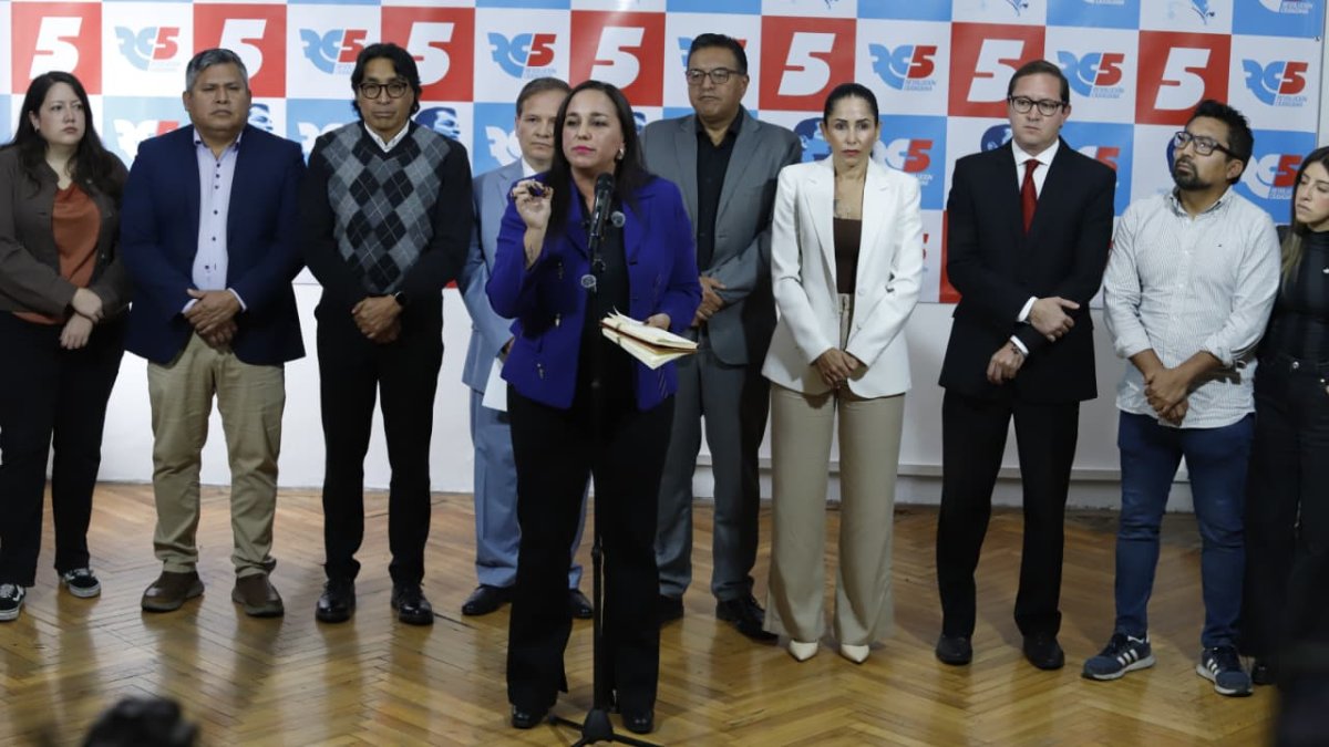 Gabriela Rivadeneira lideró la rueda de prensa con sus coidearios.