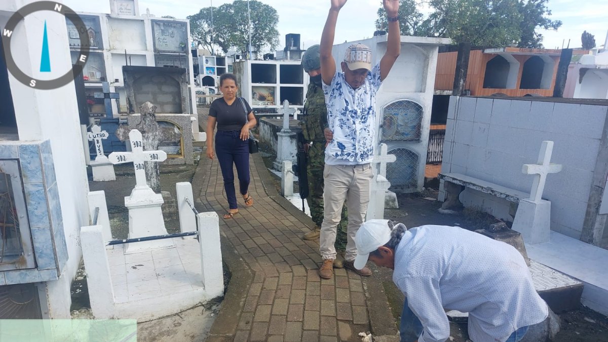 Los uniformados requisaron a algunos trabajadores del cementerio.